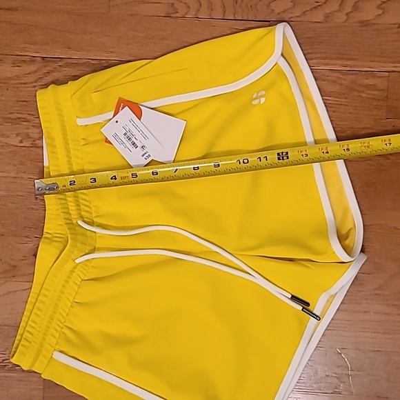 SPORTS ILLUSTRATED WOMEN'S YELLOW SHORTS ELASTIC WAISTBAND SIZE SMALL - Picture 10 of 11